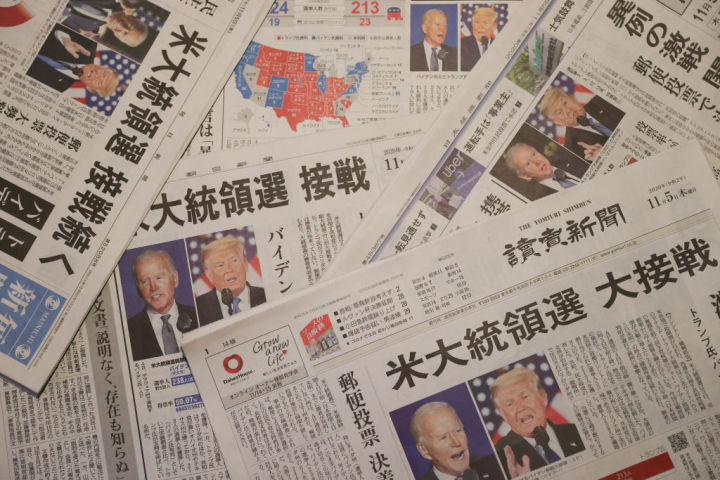 2020年米大統領選の状況を伝える日本の主要紙。参考写真（Photo by Takashi Aoyama/Getty Images）
