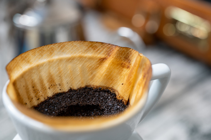 飲みきらなかったコーヒーやコーヒーかす、コーヒーパウダーはガーデニングで再利用できる?( MediaFOTO / PIXTA)