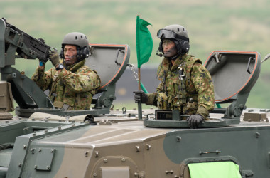 自衛隊は近年まれに見る大規模演習を本日より開始した。写真は今年5月、富士総火演に参加する自衛隊員(Photo by Akio Kon - Pool/Getty Images)
