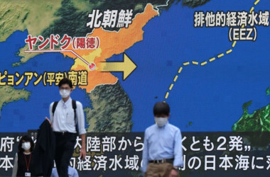 東京・秋葉原にある大型スクリーンは、北朝鮮が9月15日に日本海に向けてミサイルを発射したことを説明する地図を表示する(Photo by KAZUHIRO NOGI/AFP via Getty Images)