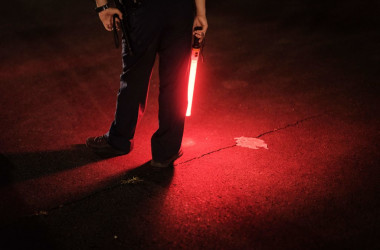 夜中に警備に当たる警察官。イメージ写真 (Photo by YASUYOSHI CHIBA/AFP via Getty Images)