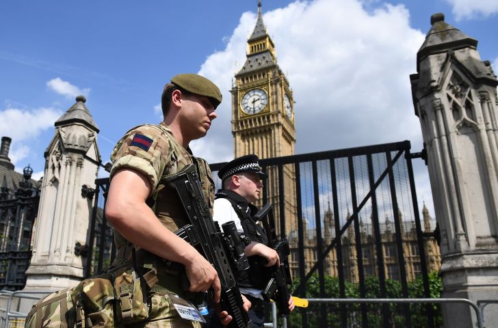 2017年5月24日、ロンドン中心部の国会議事堂付近で、武装警察官と一緒にパトロールする英国陸軍の兵士（JUSTIN TALLIS/AFP via Getty Images）