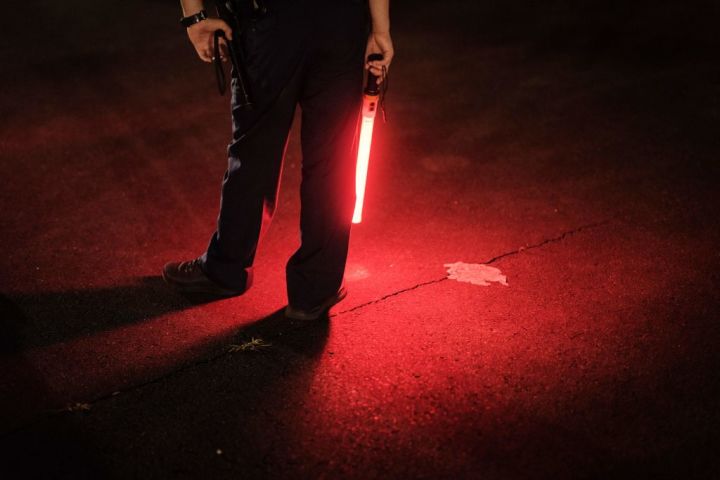 夜中に警備に当たる警察官。イメージ写真 （Photo by YASUYOSHI CHIBA/AFP via Getty Images）
