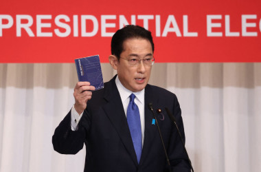 自民党総裁選で演説する岸田文雄前政調会長(Photo by YOSHIKAZU TSUNO/POOL/AFP via Getty Images)