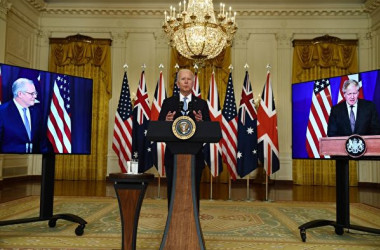 2021年9月15日、米国のバイデン大統領はホワイトハウスで、英国のジョンソン首相(右)と豪州のモリソン首相(左)と記者会見を行った(BRENDAN SMIALOWSKI/AFP via Getty Images)