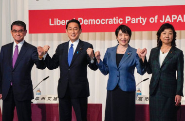 自民党総裁候補である河野太郎行政改革担当相、岸田文雄元外相、高市早苗元総務相、野田聖子元総務相は、17日、東京都内で共同記者会見を行なった(Photo by KIMIMASA MAYAMA/POOL/AFP via Getty Images)