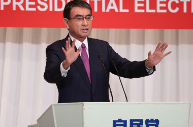 自民党総裁選にて演説する河野太郎ワクチン担当大臣。 (Photo by YOSHIKAZU TSUNO/POOL/AFP via Getty Images)