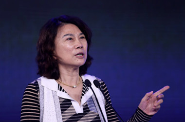 2018年7月6日、北京市で開催された「2018APEC中国CEOフォーラム」で発言する格力電器の董明珠会長（Quan Yajun/VCG/Getty Images）