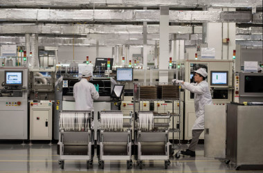 中国技術機器大手・華為技術(ファーウェイ)の研究開発拠点で作業する研究員。参考写真(Photo by Kevin Frayer/Getty Images)