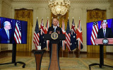 2021年9月15日、米国のバイデン大統領はホワイトハウスで、英国のジョンソン首相（右）と豪州のモリソン首相（左）と記者会見を行った（BRENDAN SMIALOWSKI/AFP via Getty Images）