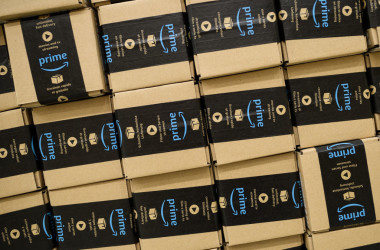 アマゾンは最近、中国出店者を大量に閉鎖させている(Photo by Leon Neal/Getty Images)