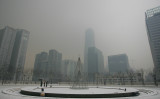 灰色の空に浮かび上がる北京の高層ビル。参考写真（FREDERIC J. BROWN/AFP via Getty Images）
