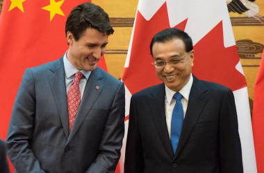 カナダのジャスティン・トルドー首相と中国の李克強首相。2017年12月4日撮影。 (Photo credit should read FRED DUFOUR/AFP via Getty Images)
