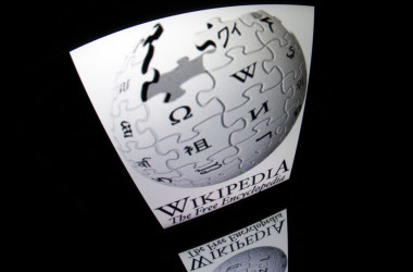 2012年12月4日、フランス・パリのタブレット端末の画面に表示された「Wikipedia」のロゴ(Lionel Bonaventure/AFP via Getty Images)