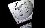 2012年12月4日、フランス・パリのタブレット端末の画面に表示された「Wikipedia」のロゴ（Lionel Bonaventure/AFP via Getty Images）