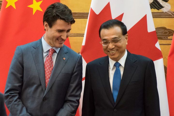 カナダのジャスティン・トルドー首相と中国の李克強首相。2017年12月4日撮影。 (Photo credit should read FRED DUFOUR/AFP via Getty Images)