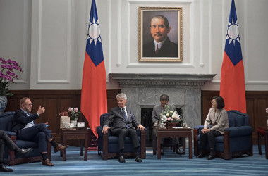 2018年、訪台のリシャール氏らと歓談する蔡英文総統(台湾総統官邸提供)