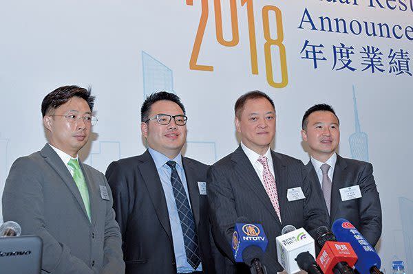 中国不動産開発大手の富力地産の李思廉会長（左から3番目）（郭威利/大紀元）