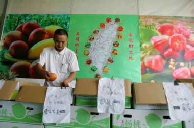 2006年7月29日、中国福建省の台湾フルーツの販売・流通センターで働く業者 (Cancan Chu/Getty Images)