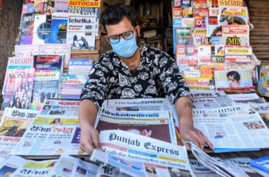 2020年3月20日、インドの都市アムリトサルで、新聞を陳列する店員 (Narinder Nanu/AFP via Getty Images)