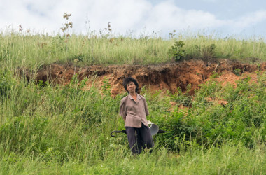2015年8月、北朝鮮の中朝国境付近を走る列車を見る女性、参考写真(Xiaolu Chu/Getty Images)