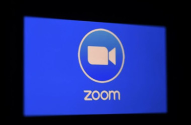 Zoomアプリのロゴ(OLIVIER DOULIERY/AFP via Getty Images)