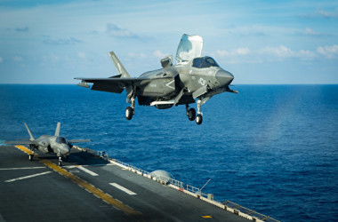 2020年4月16日、USSアメリカ(LHA 6)の水陸両用攻撃艦隊は、F-35B戦闘機の演習のために東シナ海から南シナ海に急速に配備された(米国インド太平洋軍)