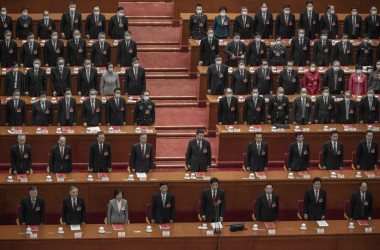 2021年3月11日、中国・北京の人民大会堂で開催された全人代の閉会式に出席する中国の習近平総書記(中央)と委員たち イメージ写真(Kevin Frayer/Getty Images)