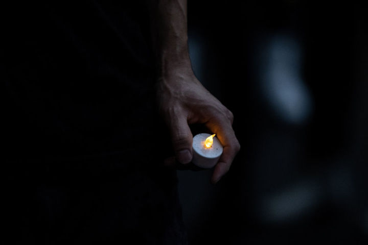 7月1日、東京で開かれた中国共産党100年についての抗議活動で、LEDキャンドルを持つ抗議者(Photo by Takashi Aoyama/Getty Images)