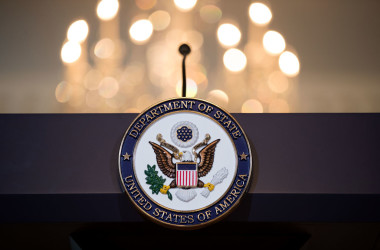 演台に記された米国務省のマーク、参考写真(Photo by Drew Angerer/Getty Images)