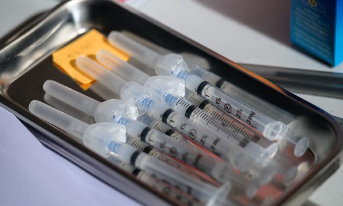 新型コロナウイルスのワクチンを入れたシリンジ （Angela Weiss/AFP via Getty Images）
