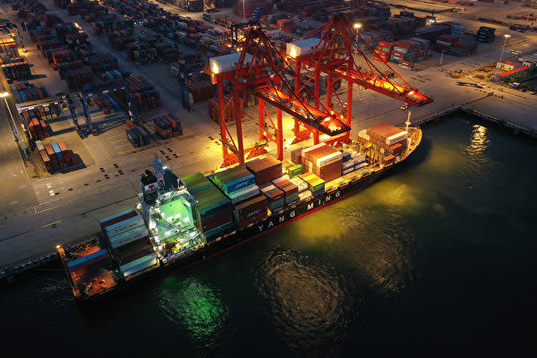 新型コロナによる人手不足などの理由で、海運物流が停滞し、貨物輸送コストが高騰している。 写真は2021年7月22日の江蘇省連雲港（STR/AFP via Getty Images）