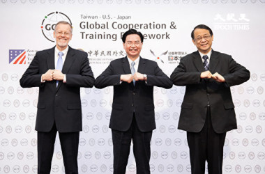 2020年6月、グローバル協力訓練枠組み(GCTF)5周年記念。米国在台湾協会(AIT)のウィリアム・ブレント・クリステンセン処長(左)、台湾外交部の吳釗燮(中)、日本台湾交流協会台北事務所の泉裕泰所長(右)(陳柏州/大紀元)