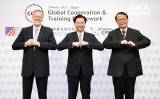2020年6月、グローバル協力訓練枠組み（GCTF）5周年記念。米国在台湾協会（AIT）のウィリアム・ブレント・クリステンセン処長（左）、台湾外交部の吳釗燮（中）、日本台湾交流協会台北事務所の泉裕泰所長（右）（陳柏州／大紀元）
