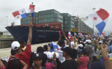 パナマ運河の拡張工事の開通式典で、新閘門を通過する中国のCOSCO Shipping社が所有する超大型のコンテナ船＝2016年6月26  イメージ写真（RODRIGO ARANGUA/AFP/Getty Images）