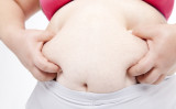 下腹ぽっこりが痩せなのには多くの原因があります。（ペイレスイメージズ1（モデル） / PIXTA）