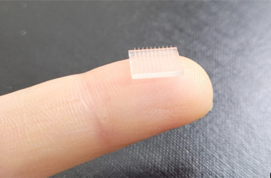 スタンフォード大学とノースカロライナ大学チャペルヒル校の科学者たちは、3Dプリント技術を用いてワクチンパッチを作成した (ノースカロライナ大学チャペルヒル校)