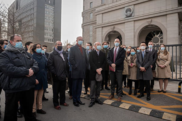 2021年3月22日、元カナダ外交官のマイケル・コブリグ氏に対する裁判が北京で開かれ、欧米26カ国の外交官が裁判所の門前に集まり、同氏を声援した（Kevin Frayer/Getty Images）