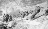 1950年12月6日、朝鮮戦争中の雪山での戦闘で、大きな岩の陰に身を隠しながら射撃するアメリカ海兵隊の歩兵たち（Hulton Archive/Getty Images）