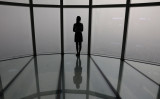 2019年3月、大気汚染に覆われるソウルの空を見つめる女性（Photo by Chung Sung-Jun/Getty Images）