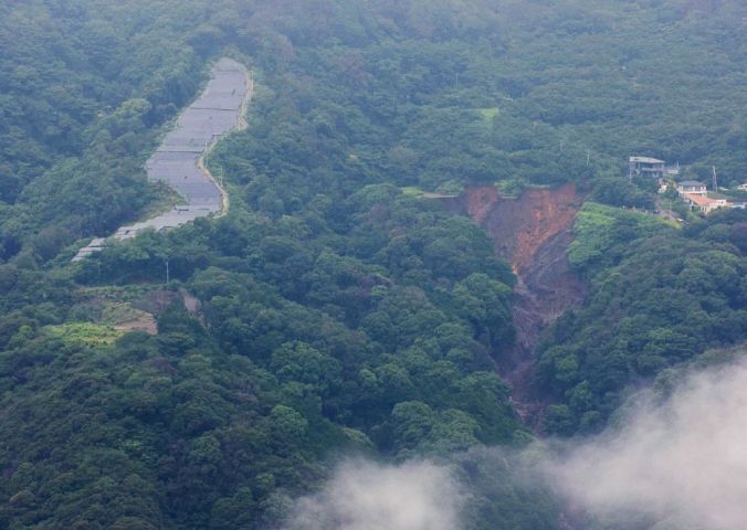静岡県熱海市の伊豆山で7月4日発生した土石流の起点部分。7月5日撮影 （Photo by STR/JIJI PRESS/AFP via Getty Images）