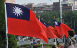 2012年10月7日、台北の国立国父紀念館で、台北101ビルの横に掲げられた台湾の国旗（Mandy Cheng/AFP via Getty Images）