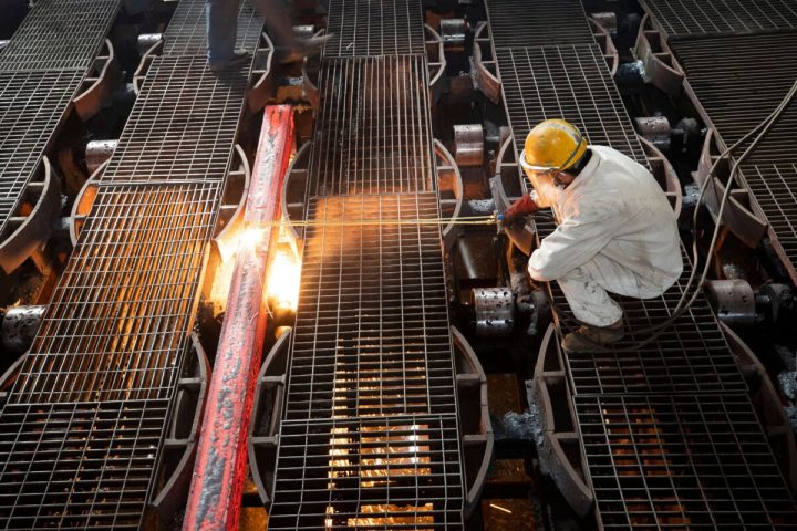 2021年2月12日、中国東部の江蘇省にある連雲港市の鉄鋼工場で鉄の棒を作る作業員（AFP via Getty Images）