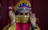 民族衣装を身にまとうパシュトゥーン人の花嫁 （Photo by ADEK BERRY/AFP via Getty Images）