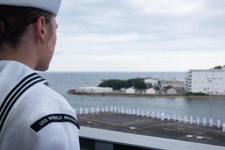 米海軍横須賀基地に帰還する米空母ロナルド・レーガン。船上から港を見つめる若い米兵（US.Navy Photo）