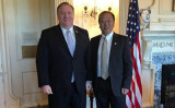 ポンペオ前米国務長官とマイルズ・ユー氏（右）（米国務省提供）