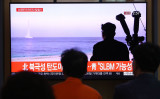 2019年10月、潜水艦発射型弾道ミサイルの実験の様子を報道する韓国メディア。資料写真 （Photo by Chung Sung-Jun/Getty Images）