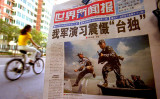 人民解放軍が「台湾独立派を脅かす軍事演習を実施」と伝える中国国内の新聞、参考写真（Photo by Kevin Lee/Getty Images）