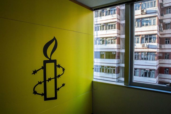 アムネスティインターナショナルの香港オフィスにあるロゴマーク。2021年10月撮影 （Photo by ISAAC LAWRENCE/AFP via Getty Images）