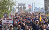 2021年10月26日、ニューヨークでワクチン義務化に反対するデモの様子。数万人の参加者がブルックリン橋を練り歩き、マンハッタンへと向かった（Sarah Lu/The Epoch Times）